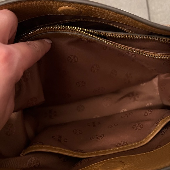 Tory Burch Britten Slouchy Bag - Picture 6 of 9